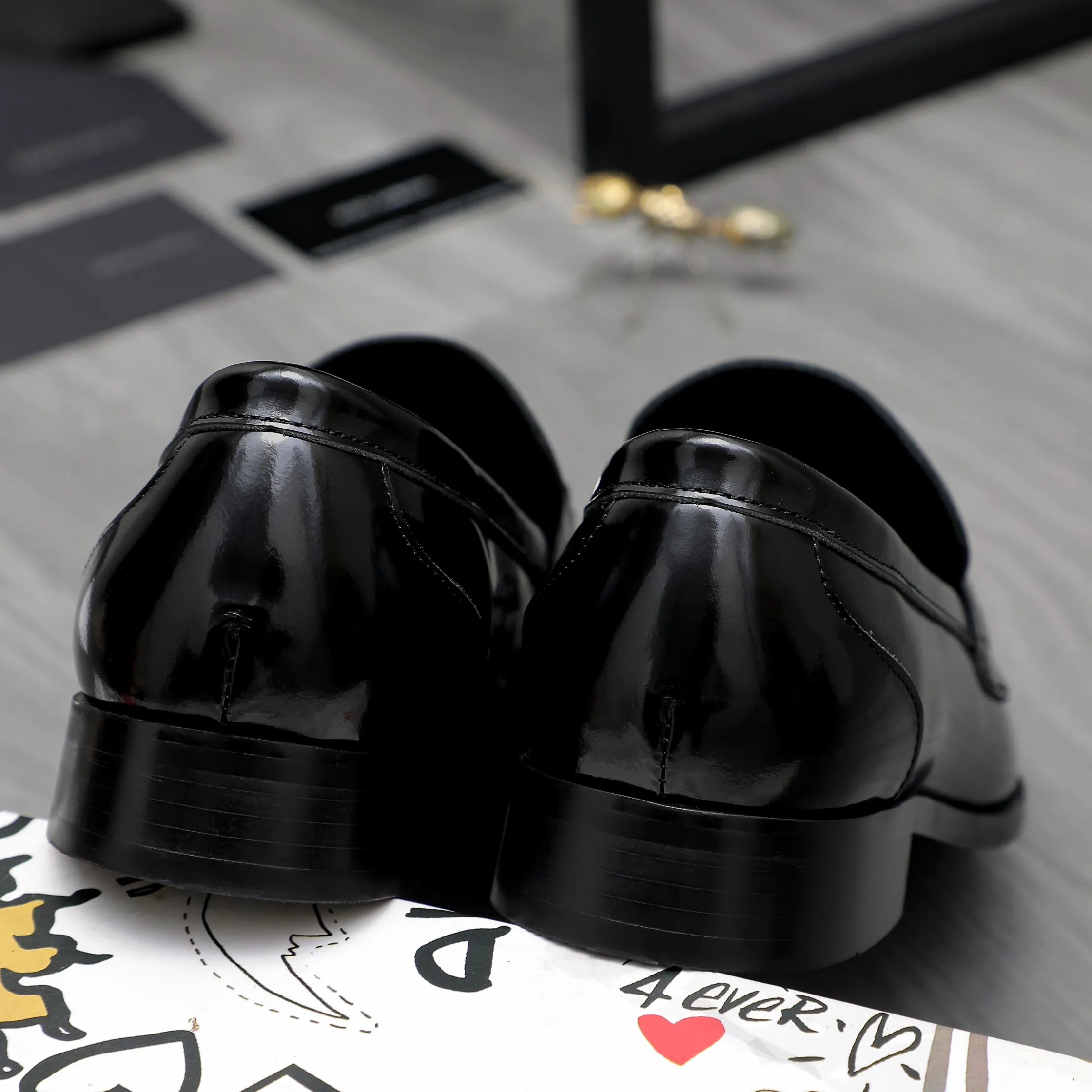 Men's shoes 💰500 Product trademark: DG (Dolce & Gabbana) business casual leather shoes Regular size: 38-45 (45 is custom-made and non-returnable) Product materials: Selected pearlescent cowhide upper, cowhide lining, original outsole